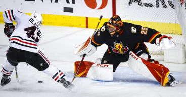 Stauber wins again, Blackhawks beat Flames 5-1