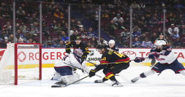 Pettersson scores twice, Canucks beat Blue Jackets 5-2