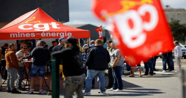 French LNG terminals, refineries extend strike to second week