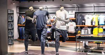 Marks & Spencer (LSE:MKS) Gains Momentum After Challenging Year