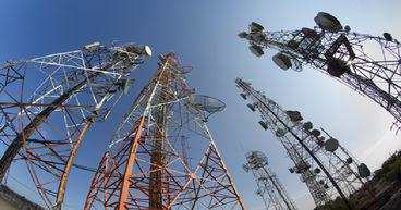 Telstra (ASX:TLS) shares fall as Optus exec opposes TPG (ASX:TPG) deal