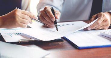 What Are Kitwave Group (LON:KITW) Directors Doing as FTSE 100 Index Shows Stability?