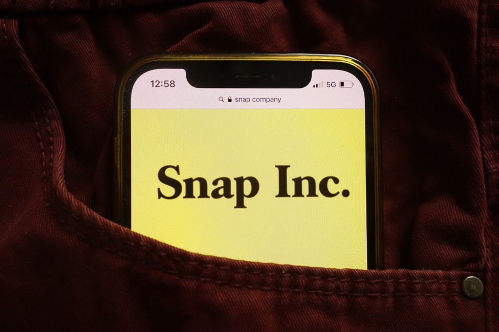 Snap Inc’s (SNAP) stock rout on profit warning sparks sector-wide selloff
