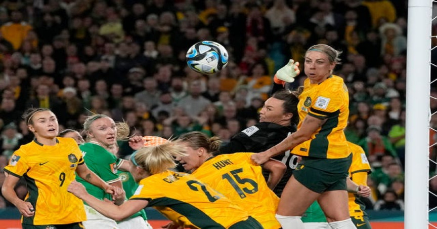 La australiana Caitlin Forward, Ellie Carpenter, Claire Hunt, Mackenzie Arnold y Alana Kennedy, de izquierda a derecha, defienden un tiro de esquina para la República de Irlanda.