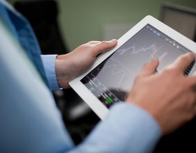 FTSE 100 Oscillates in Red as Government Announces Its New Covid-19 Rules