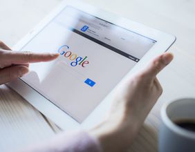 How Are Major Investors Positioning Themselves in Alphabet Inc. (NASDAQ:GOOGL)?