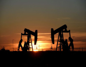 Oil steadies as rate hikes loom, Russian flows stay strong Oil steadies as rate hikes loom, Russian flows stay strong