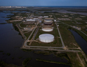 Oil slumps on economic data, stronger U.S. dollar Oil slumps on economic data, stronger U.S. dollar