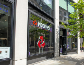 NatWest, Barclays, Lloyds share prices sit and wait for BoE decision