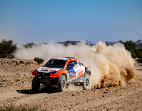 Aliyyah Koloc fought in the first stage of Dakar Rally without a front window