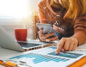 How Is Paramount Global (NASDAQ:PARA) Performing Amid Institutional Adjustments?