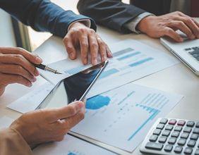 Chesnara (LON:CSN) Surpasses 200-Day Moving Average Amid Stable Trading