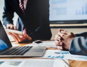 Is Resources Connection (NASDAQ:RGP) Responding to Sector Shifts in Earnings Per Share Trends?