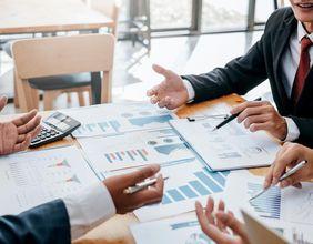 Why Did Invesco Perpetual UK Smaller (LON:IPU) Shares Drop Below Their Fifty-Day Moving Average?