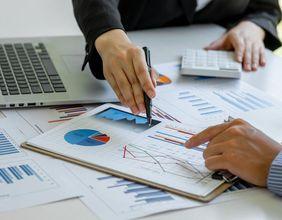 Is Samuel Heath & Sons Showing Warning Signs? Insights from FTSE 100 Companies Performance Trends