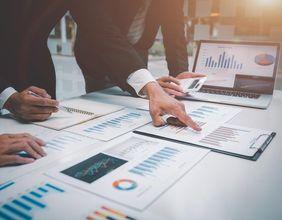 Are FTSE 100 Stocks Like Smiths Group (LON:SMIN) Showing Sector Resilience?