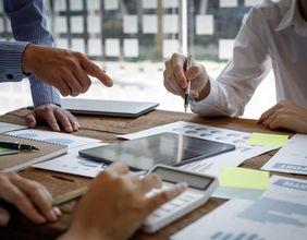HarbourVest Global Private Equity (LON:HVPE) Surpasses Key Moving Average - What Comes Next?