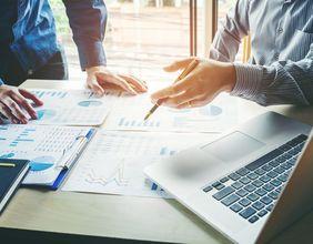 Schroders (LON:SDR) Stock Performance Shows Modest Uptick