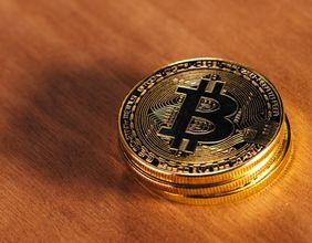 Bitcoin Faces Challenges Amid Tariffs and Strong Dollar