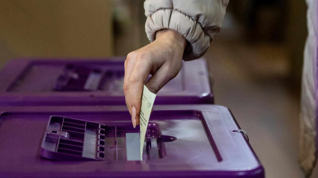 Crackdown on volunteers at voting centres