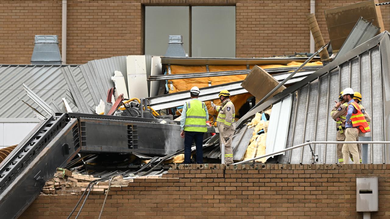  Piling rig falls on Melbourne hospital 
