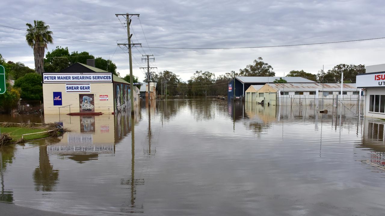 Search for teen missing in NSW floods