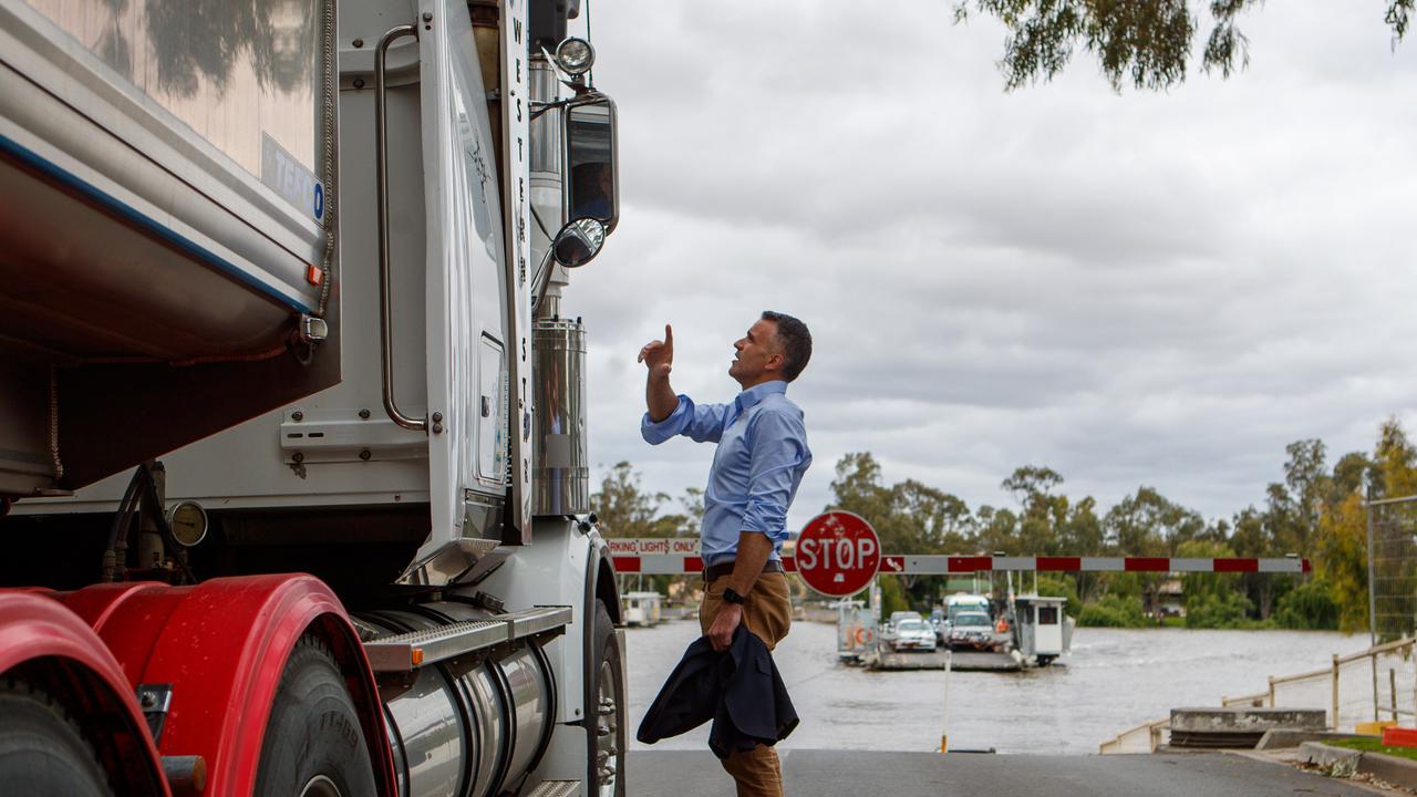 Renmark readies as SA flood peak looms