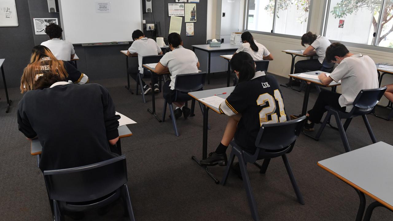  Probe into early release of HSC results 