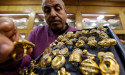  Gold listless as investors brace for U.S. Fed outcome 