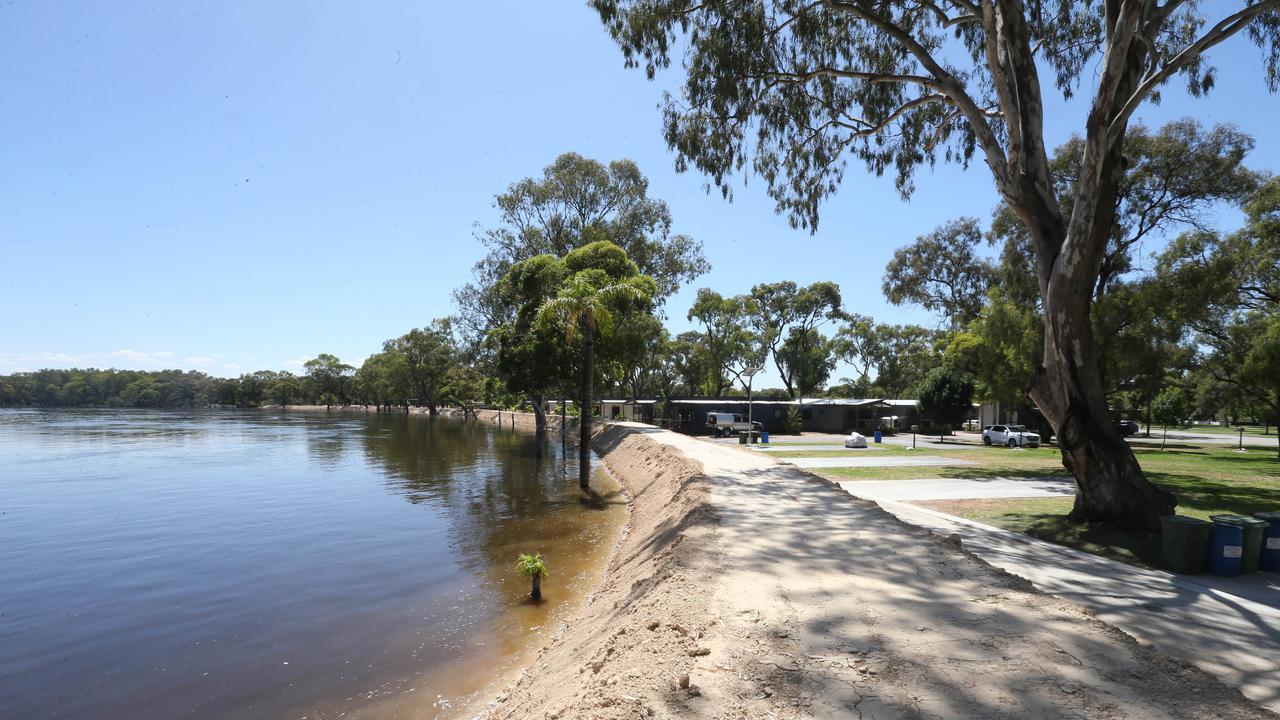 More levee failures as Murray peak nears