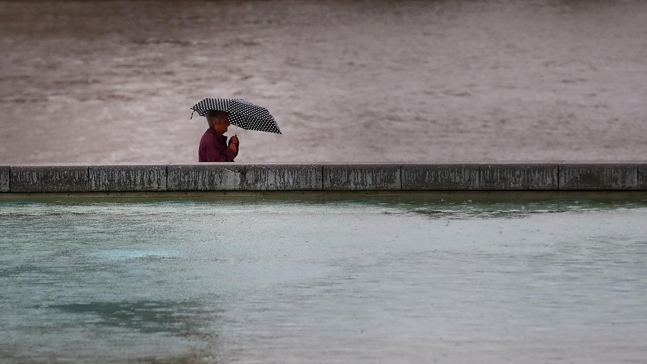  Tropical Cyclone Ellie to weaken over land 