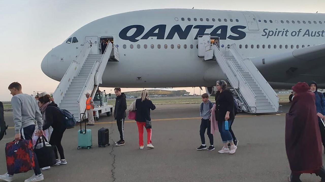 Qantas recovery flight heads to Azerbaijan