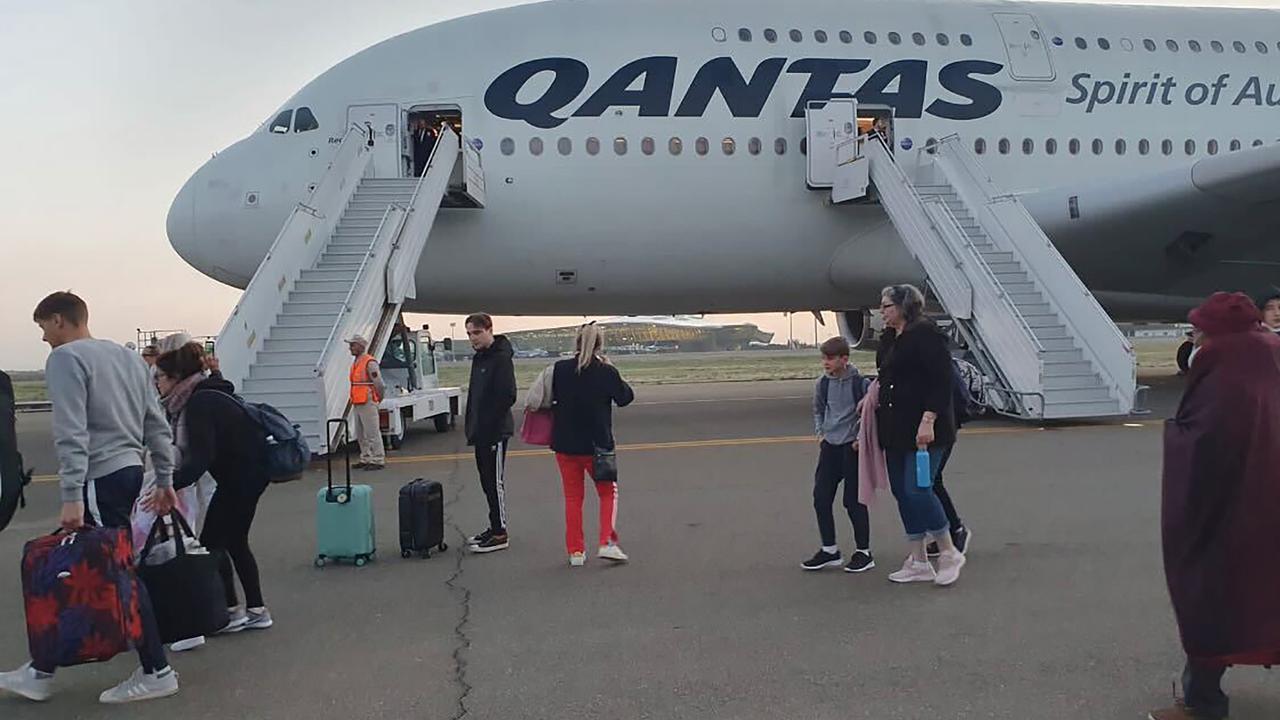 Qantas recovery flight to make way to UK