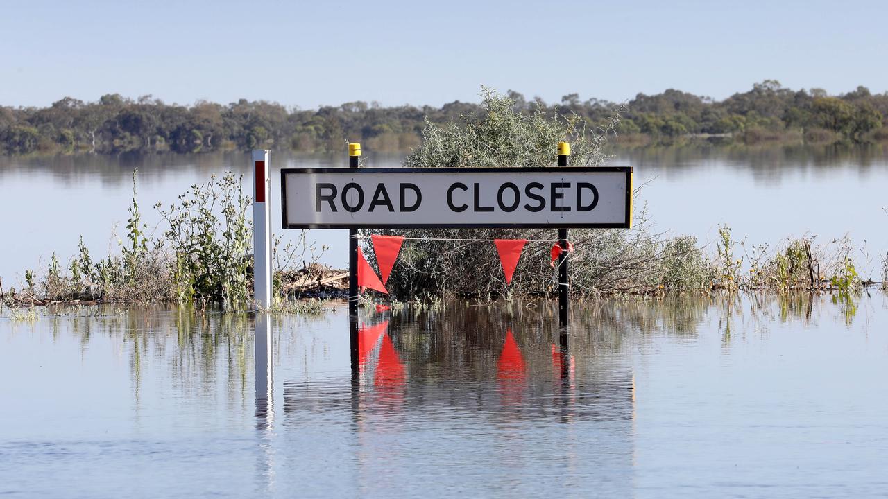 NT flood warning as ex-cyclone heads south