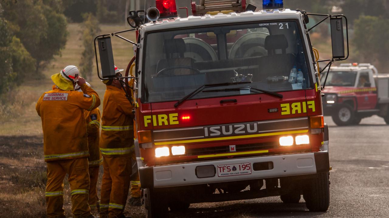 Tas fire destroys hotel, threatens town