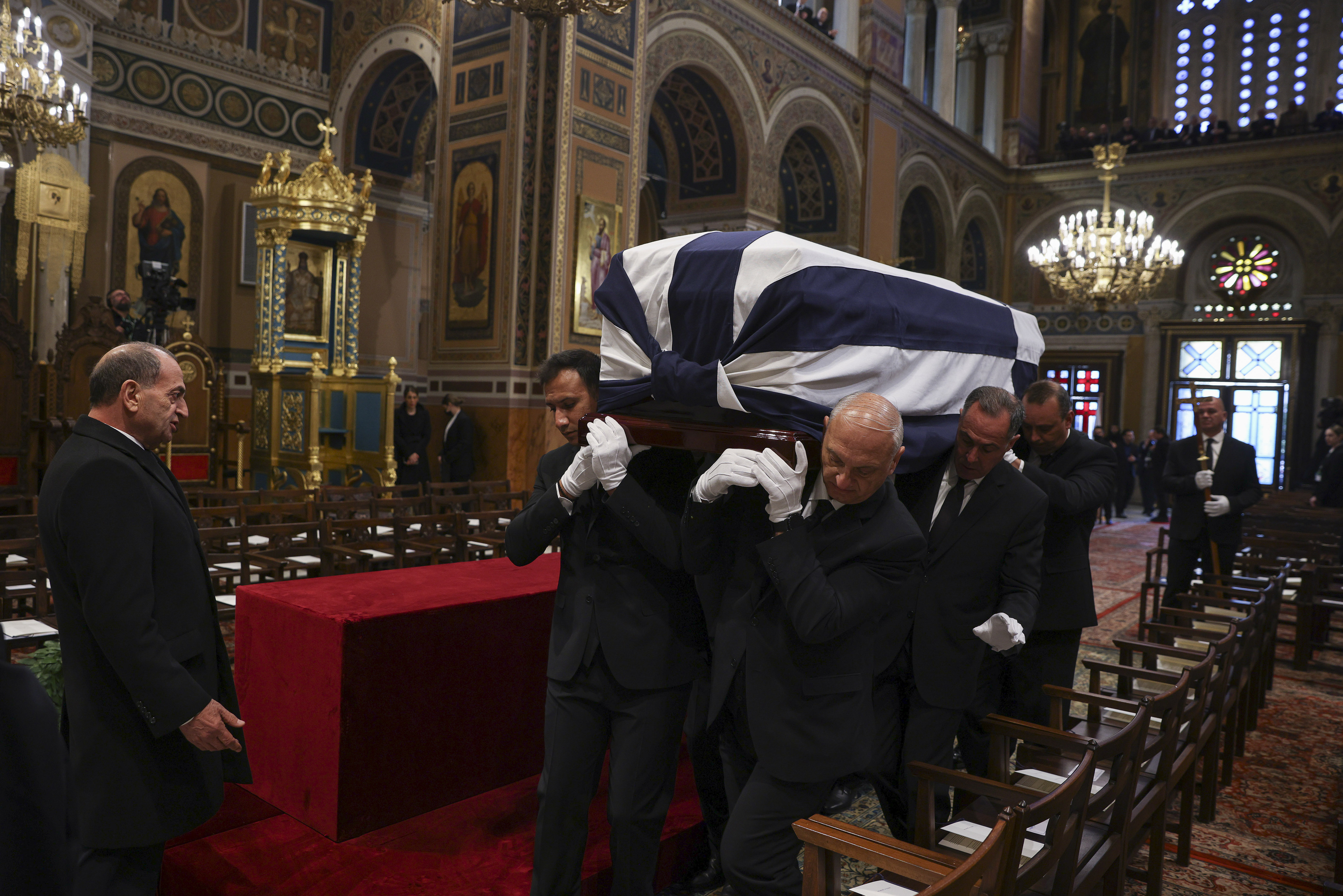  Thousands turn out to bid farewell to last king of Greece 