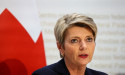  Switzerland must carry risks to remain global financial centre - minister 