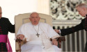  Pope awake after spending first night in hospital following surgery 